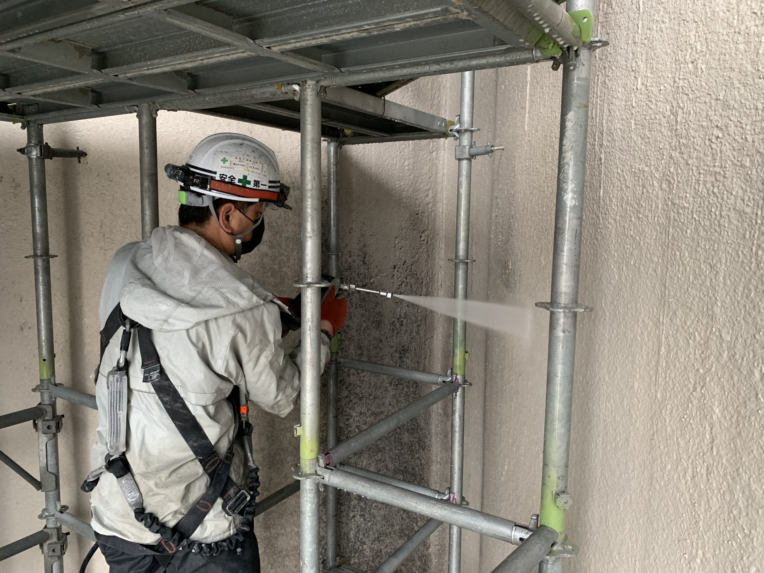 alt高圧水洗浄作業の様子1