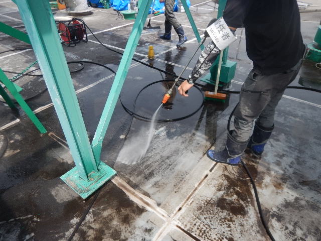 東灘区倉庫施設屋上防水工事｜高圧水洗浄の様子