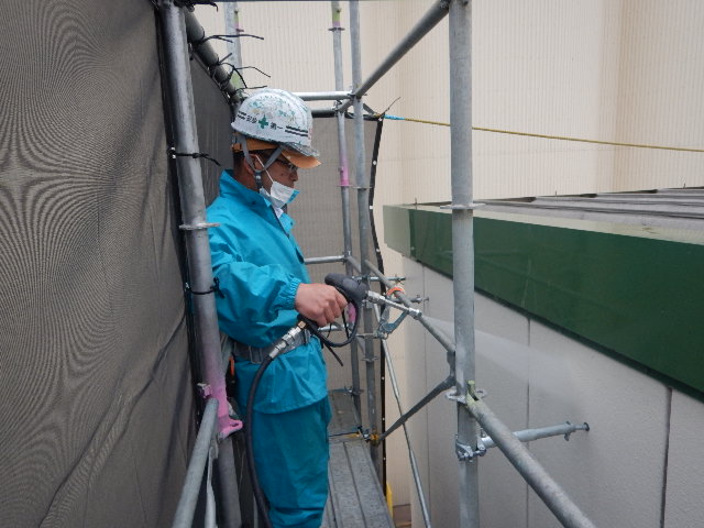 東灘区倉庫施設｜外壁補修｜高圧水洗浄の様子