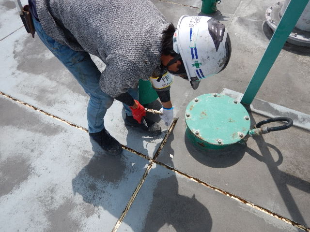 東灘区倉庫施設屋上防水工事｜目地打替え①