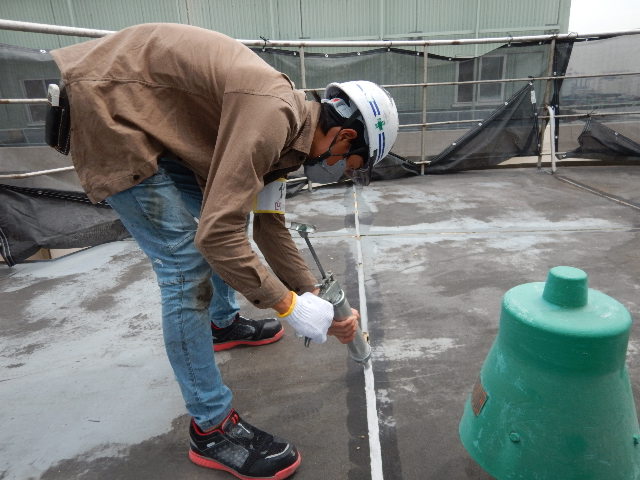東灘区倉庫施設屋上防水工事｜目地打替え②