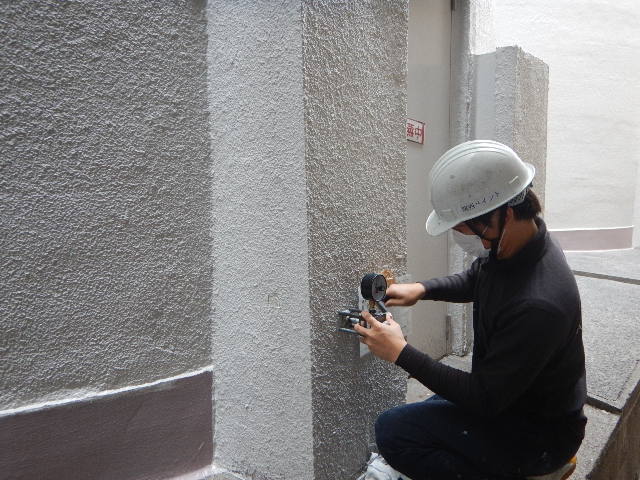 東灘区倉庫施設｜外壁防水工事の施工後塗膜付着強度試験の様子①