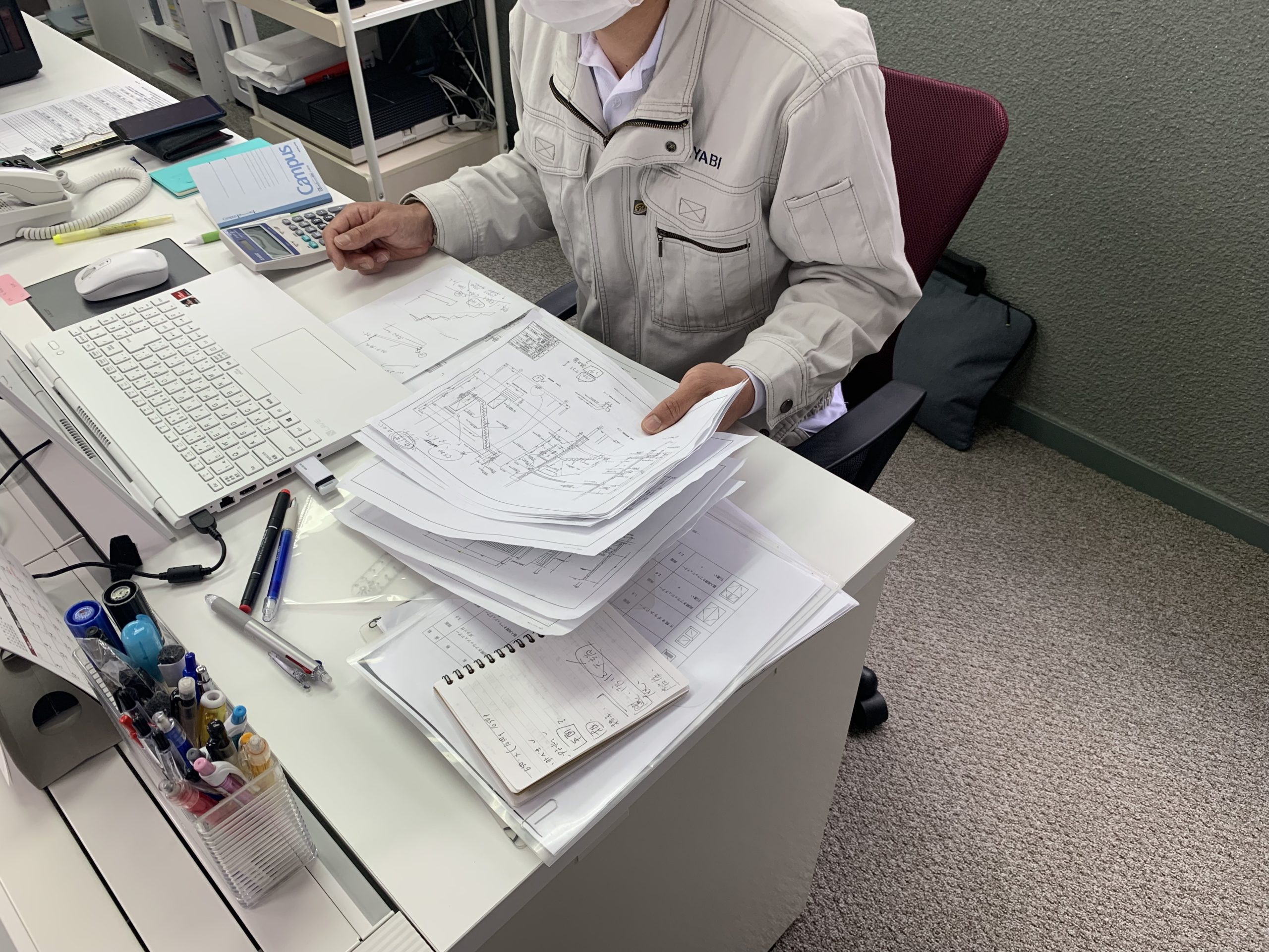 新入社員デスクワークの様子