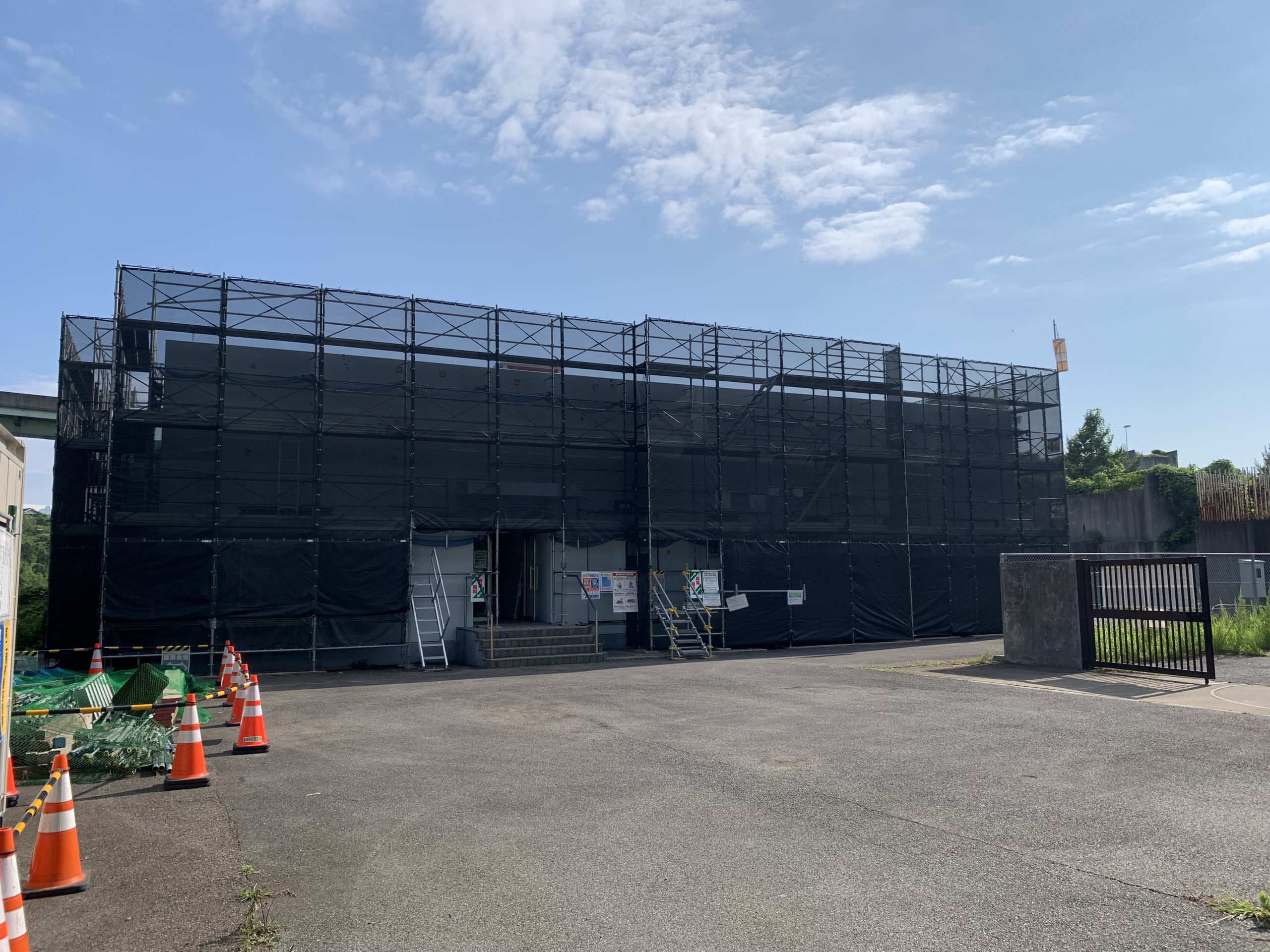 ブログ｜受電所施設屋上防水外壁補修｜仮設足場②