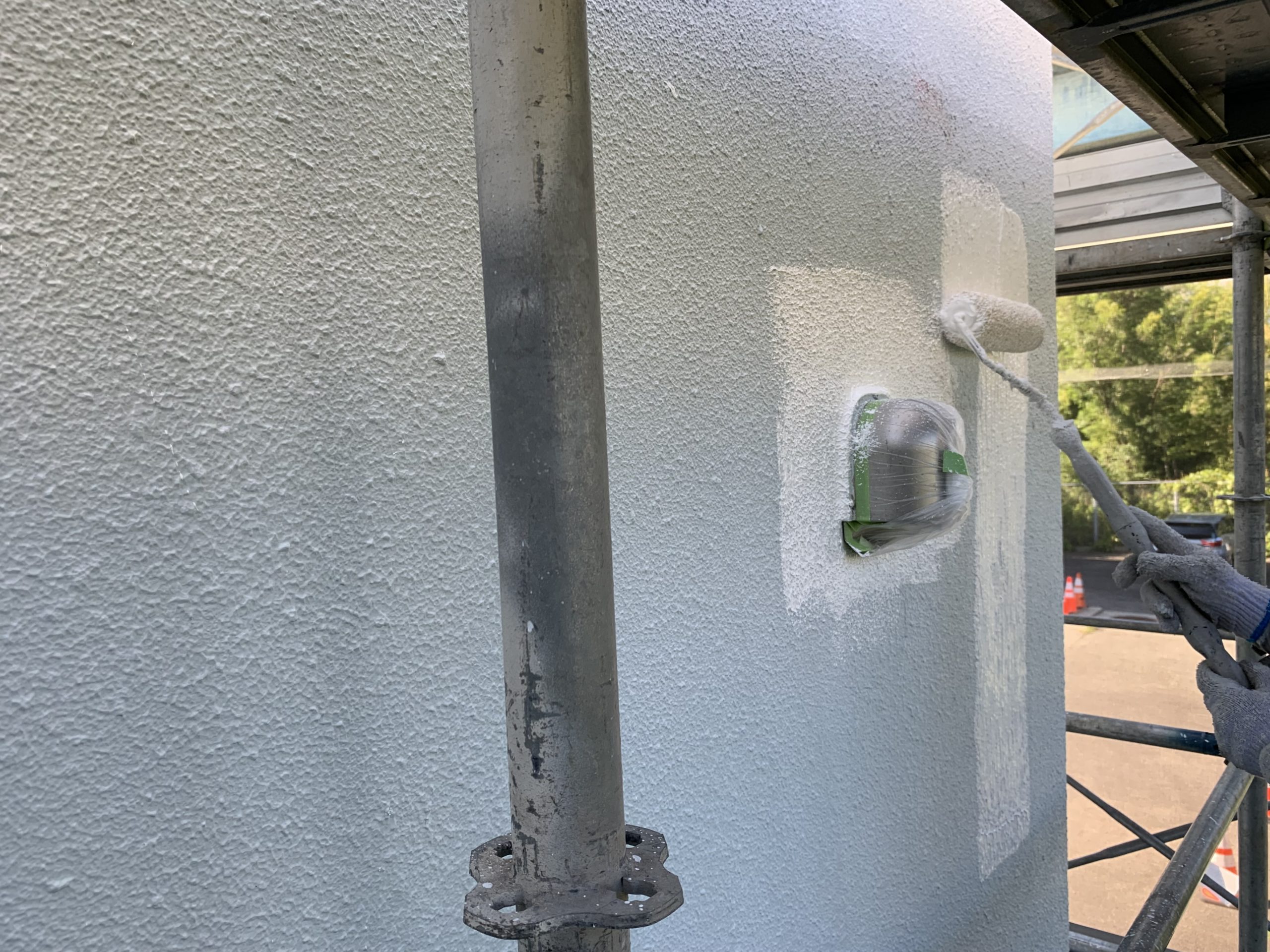 神戸市垂水区の受電所施設｜模様塗りの様子