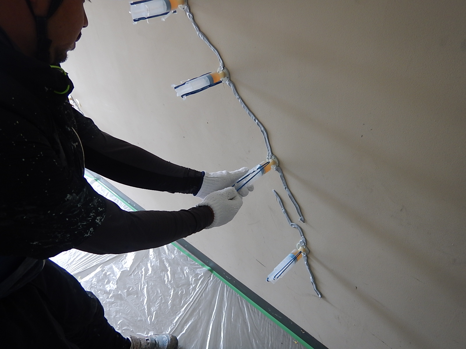 垂水区受電所施設改修工事｜エポキシ樹脂低圧注入の様子