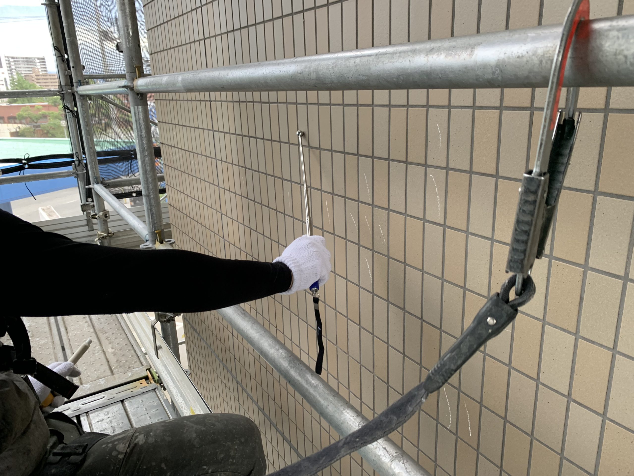 泉大津現場｜パールハンマーによる打診調査