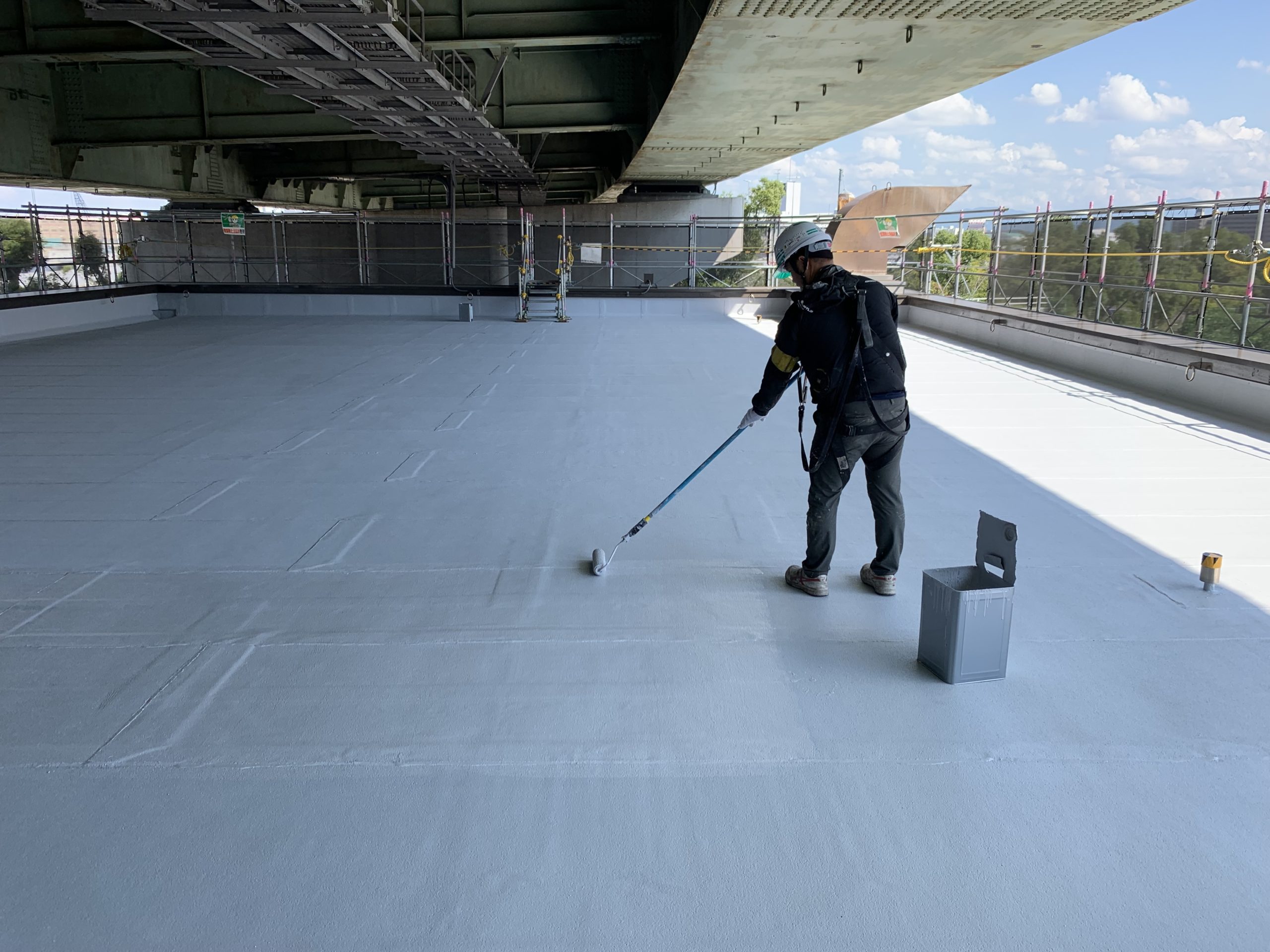 泉大津市受電所施設屋上防水工事の様子①