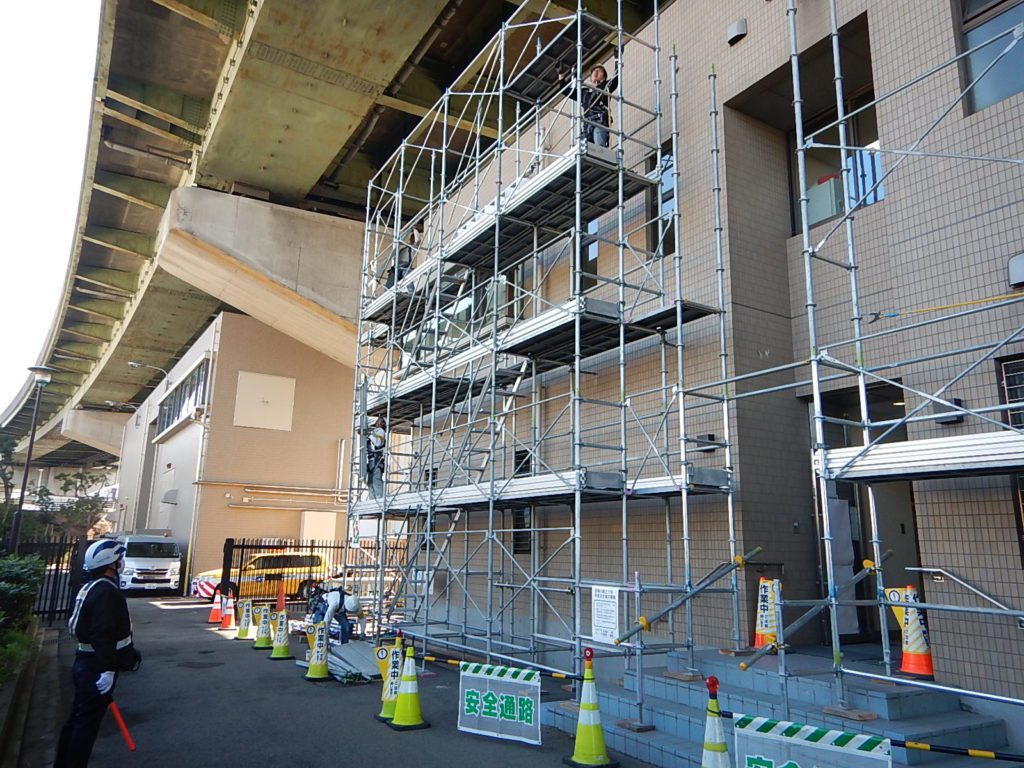 ブログ写真｜泉大津市の営業所施設｜仮設足場組立の様子①