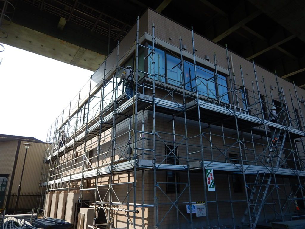 ブログ写真｜泉大津市の営業所施設｜仮設足場組立の様子②
