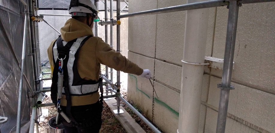 ブログ写真｜神戸市北区電気室外壁塗装工事の打診調査の様子