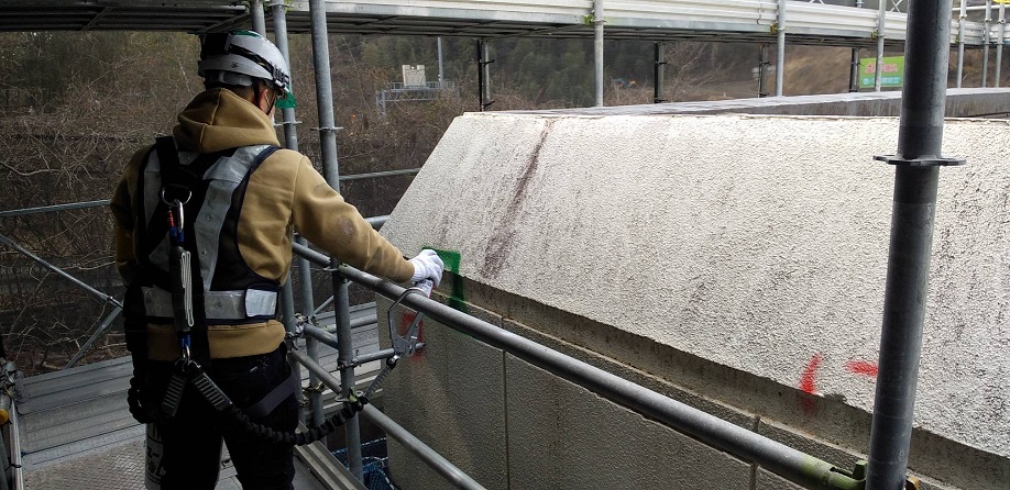 ブログ写真｜神戸市北区電気室外壁塗装工事のマーキングの様子