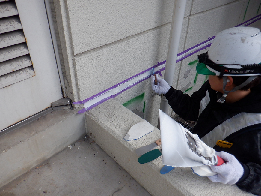 ブログ写真｜神戸市北区の電気室外壁塗装補修工事でのシール打設の様子