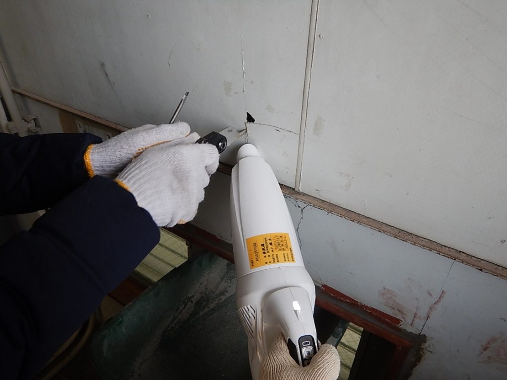 ブログ写真｜東灘区工場内電気室内装改修工事に伴うアスベスト含有分析調査の様子①