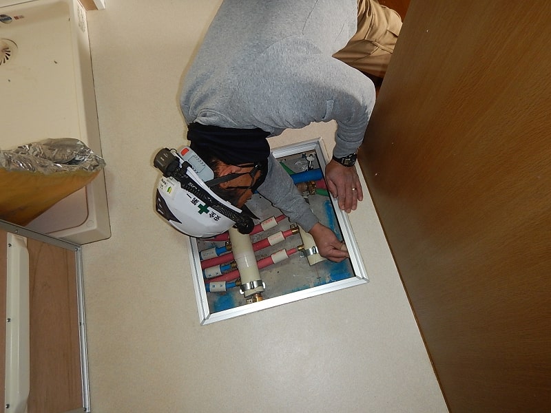 ブログ写真｜宝塚市逆瀬川｜企業宿舎内装補修工事床下点検口取替の様子