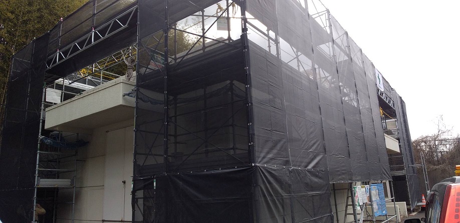 ブログ写真｜神戸市北区電気室外壁塗装工事現場の足場