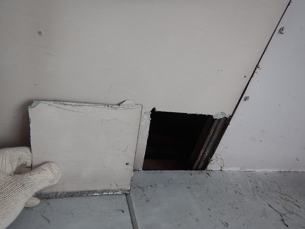 ブログ写真｜東灘区工場内電気室内装改修工事に伴うアスベスト含有分析調査の様子②