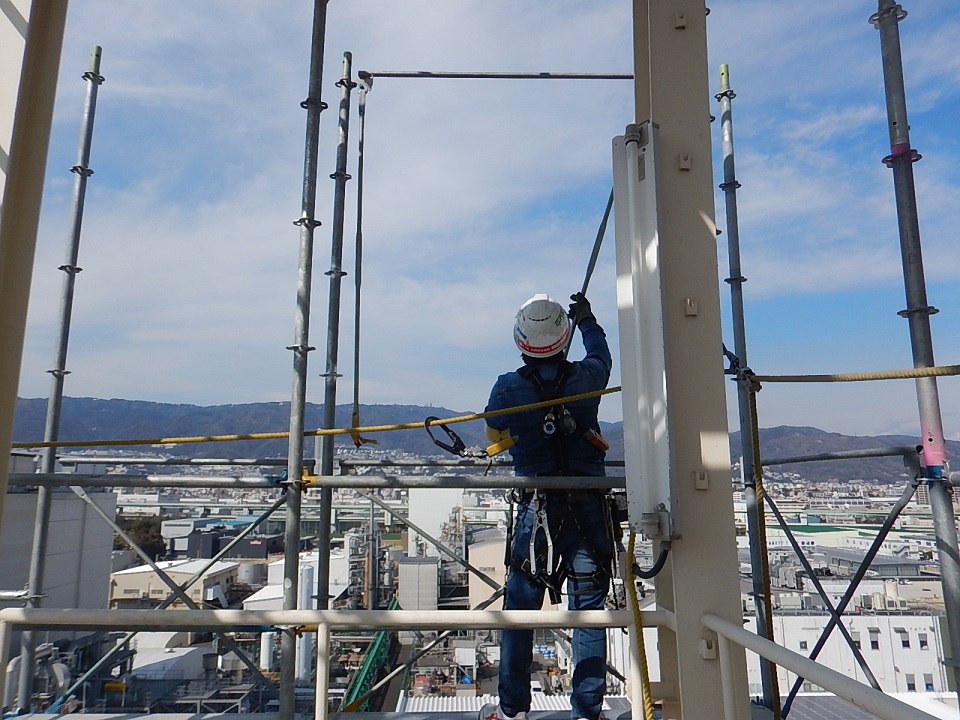 ブログ写真、神戸市東灘区工場内鉄骨階段塗装補修足場組立の様子③
