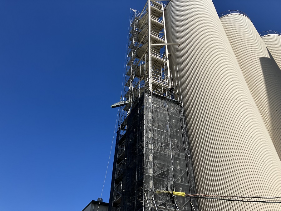 ブログ写真、神戸市東灘区工場内鉄骨階段塗装補修足場組立の様子②
