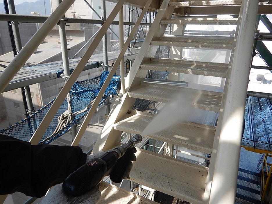 東灘区工場内鉄骨階段塗装工事施工前の高圧水洗浄の様子