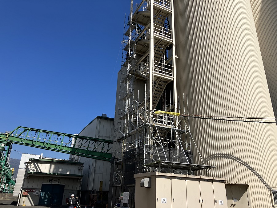 ブログ写真、神戸市東灘区工場内鉄骨階段塗装補修足場組立の様子