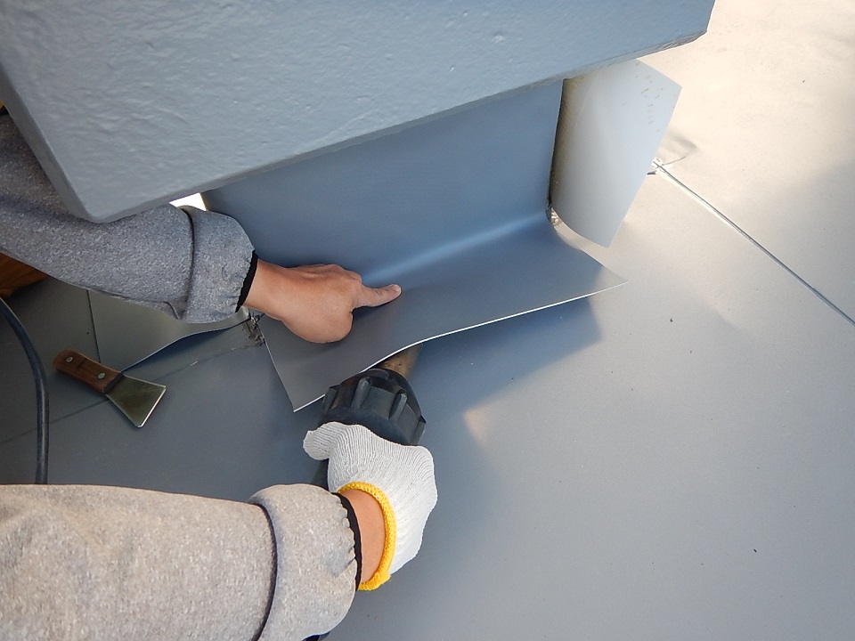 東灘区工場屋上防水工事塩ビシート貼りの様子