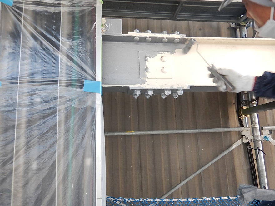 東灘区工場内鉄骨階段塗装工事鉄部上塗りの様子