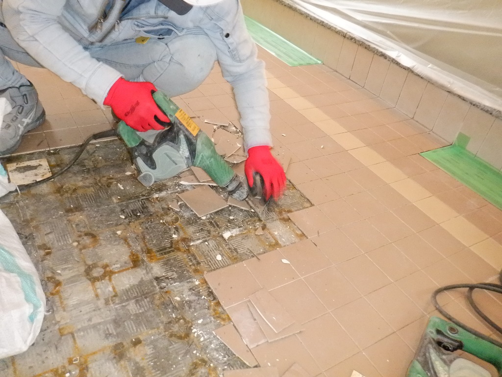 ブログ写真｜神戸市須磨区浴室床｜タイル補修の様子②