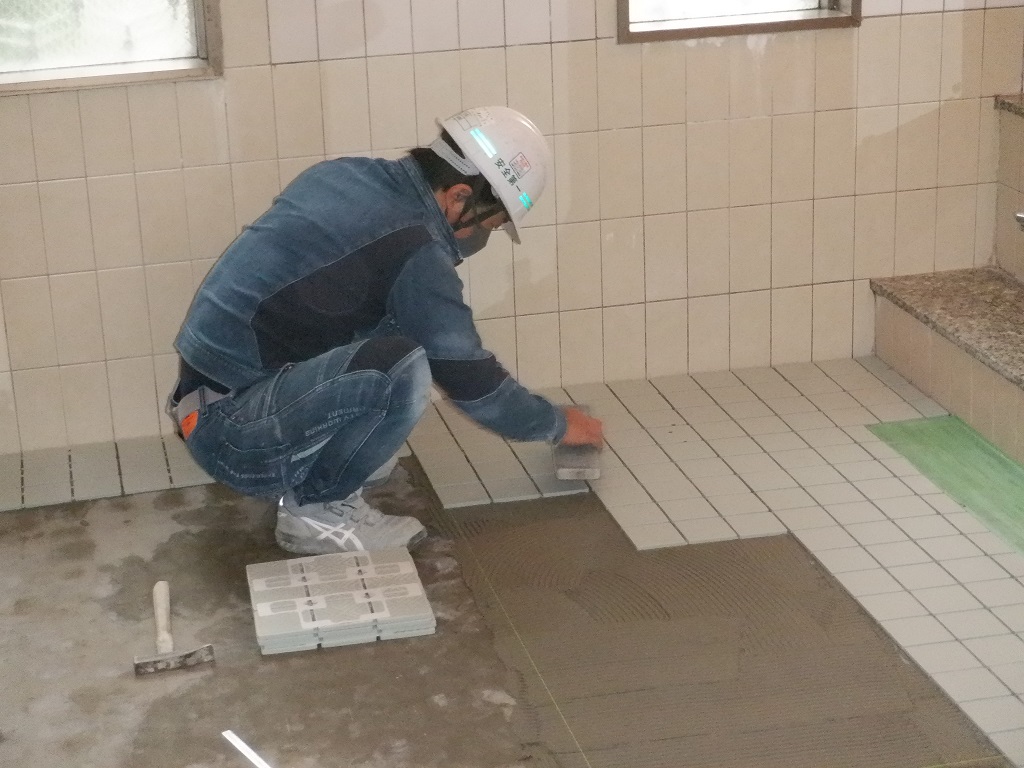 ブログ写真｜神戸市須磨区浴室床｜タイル補修の様子③