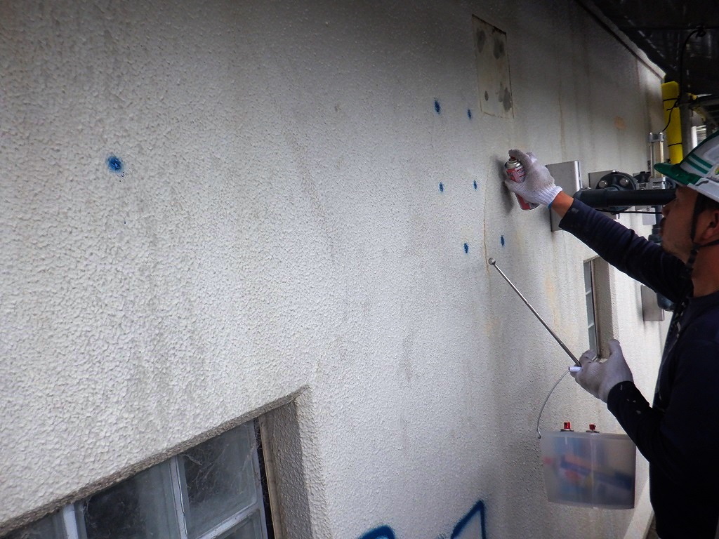 ブログ写真｜伊丹市電気室｜打診調査の様子①