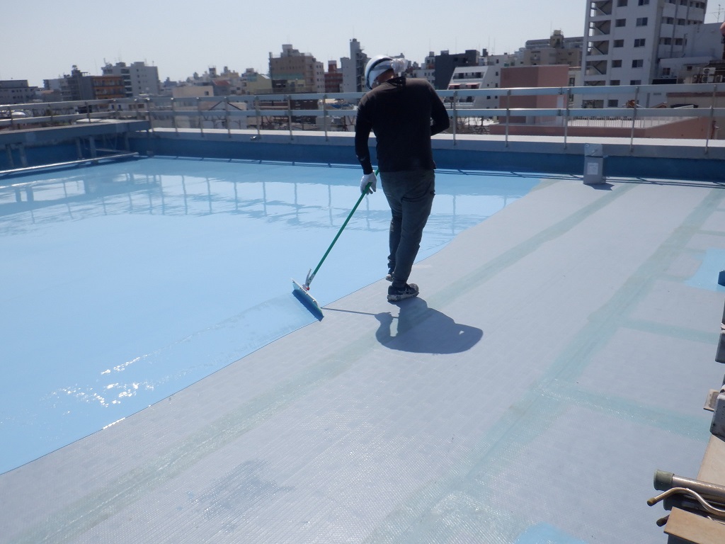 ブログ写真｜大阪市阿倍野区屋上ウレタン塗膜防水工事｜防水材塗布の様子③