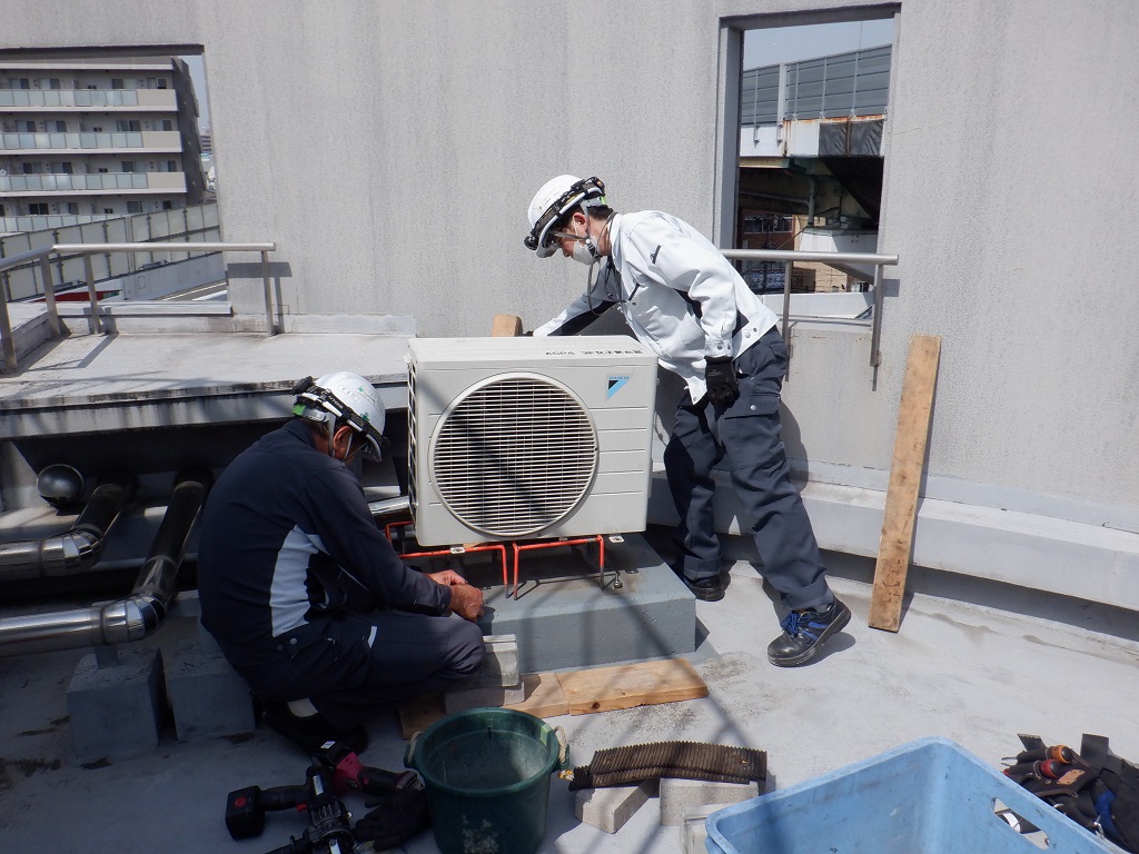 ブログ写真｜大阪市阿倍野区屋上ウレタン塗膜防水工事｜空調設備移設の様子①