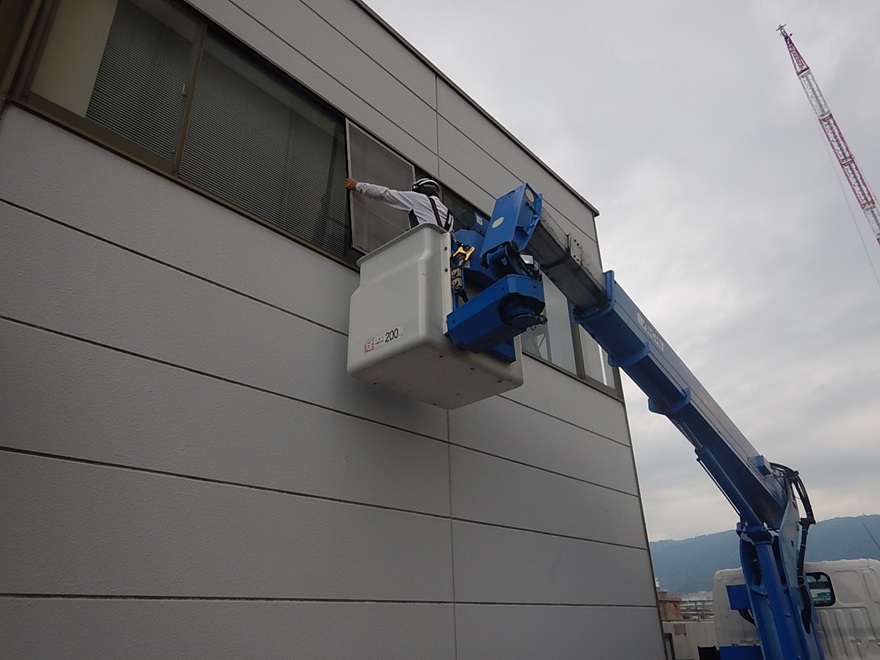 ブログ写真｜東灘区事務所ビル｜網戸取付高所作業