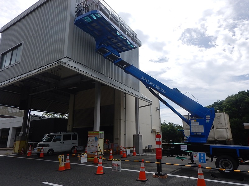 ブログ写真｜神戸市西区倉庫施設｜高所作業車外壁塗装工事の様子