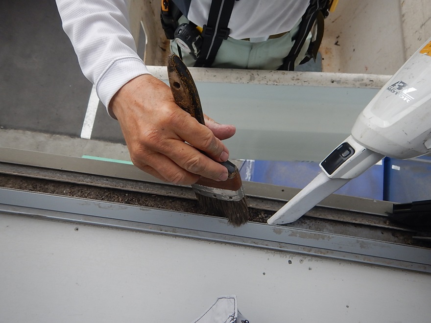 ブログ写真｜東灘区事務所ビル｜サッシ改修工事の様子