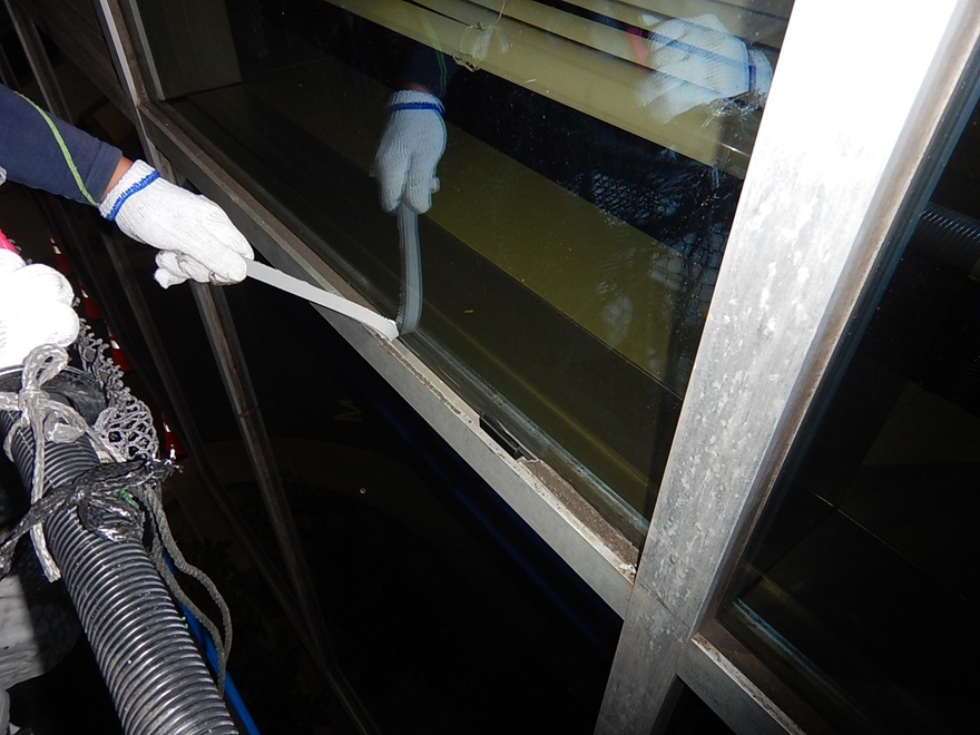 ブログ写真｜大阪市港区事務所ビル｜高所作業車シーリング工事の様子