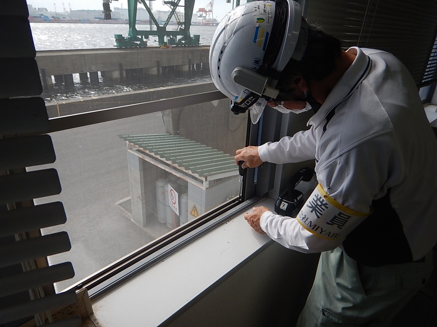 ブログ写真｜東灘区事務所ビル｜サッシ改修工事の様子