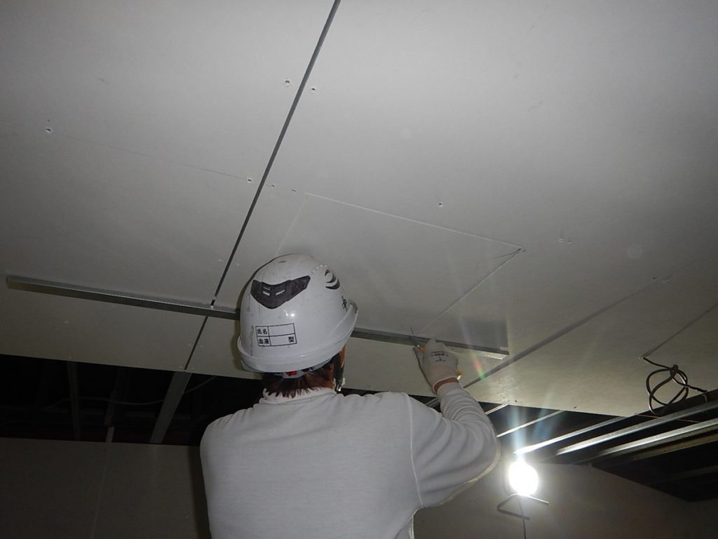 ブログ写真｜東灘区某企業電気室｜点検口取付の様子