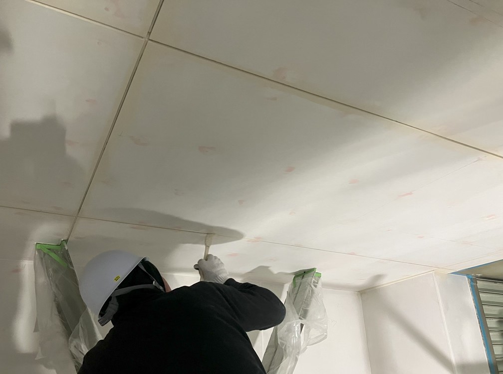 ブログ写真｜東灘区某企業電気室｜内装塗装の様子