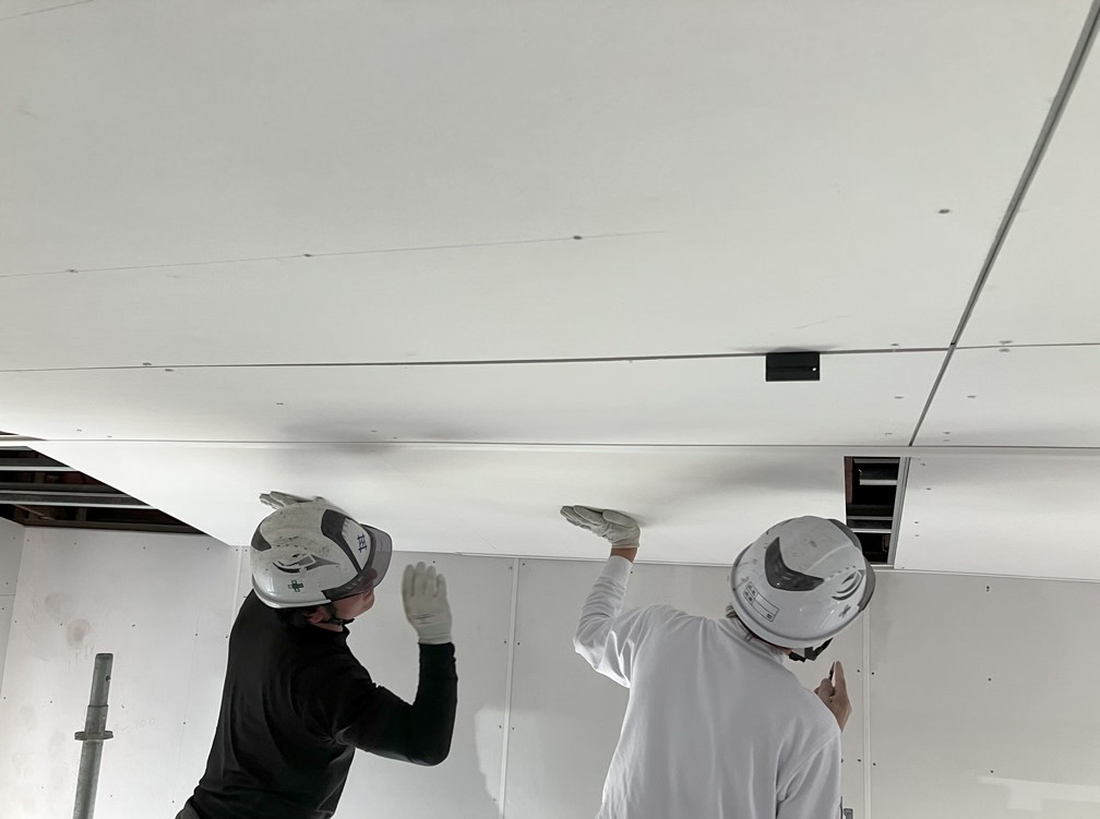 ブログ写真｜東灘区某企業電気室｜天井ボード張りの様子
