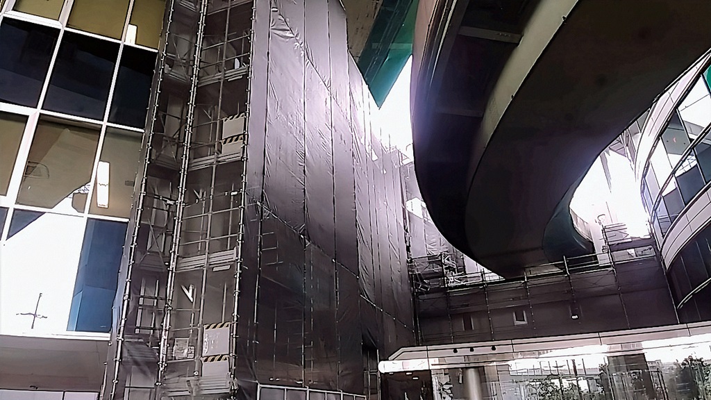 ブログ写真｜大阪市港区事務所ビル｜足場組立の様子