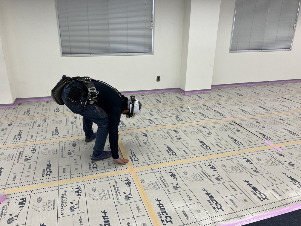 ブログ写真｜神戸市中央区事務所ビル｜床養生・現場事務所整備①
