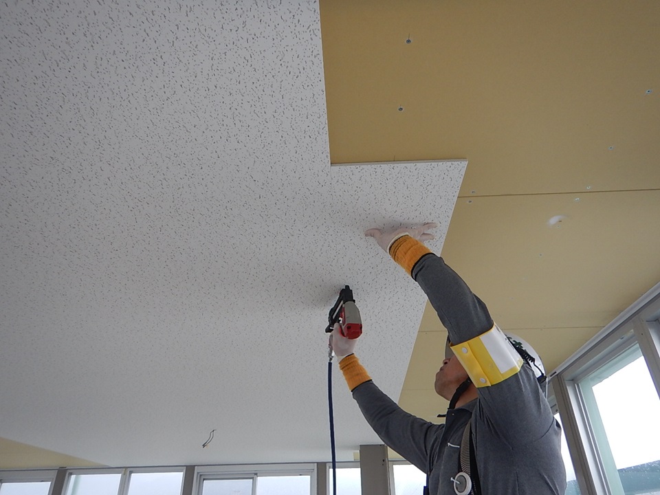 ブログ写真｜神戸市東灘区展望施設内装工事｜トラバーチン模様化粧ボード貼り