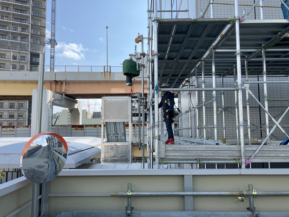 ブログ写真｜神戸市中央区事務所ビル外壁補修｜ゴンドラ作業