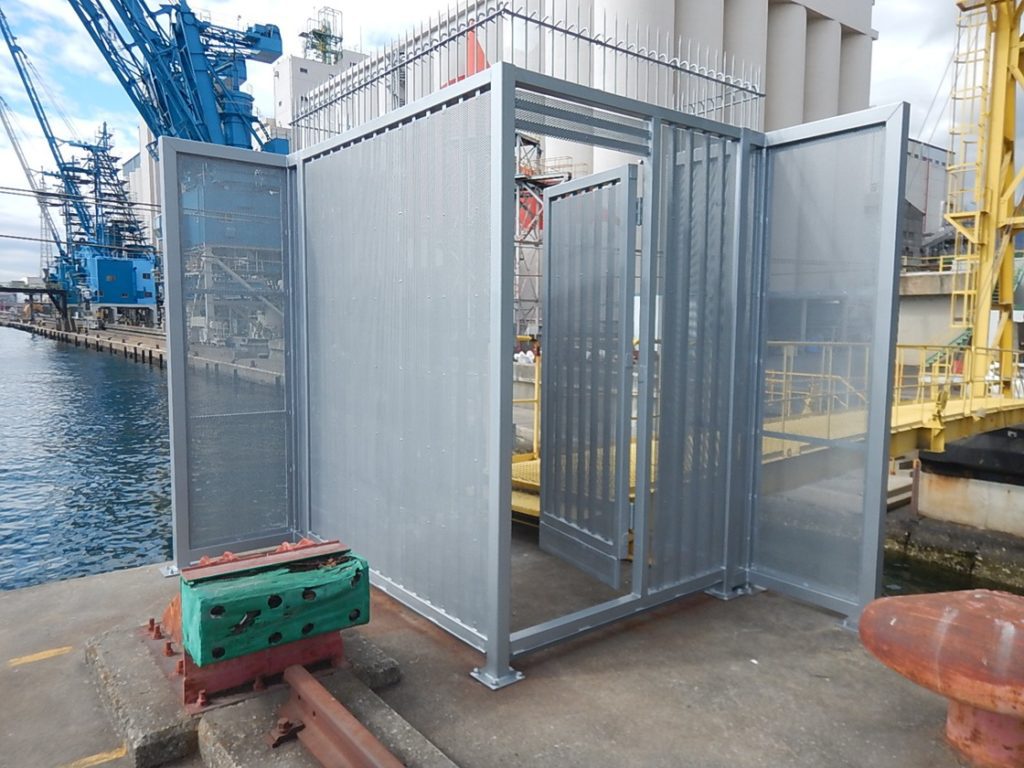 施工実績写真｜その他工事｜神戸市東灘区岸壁侵入防止柵取付