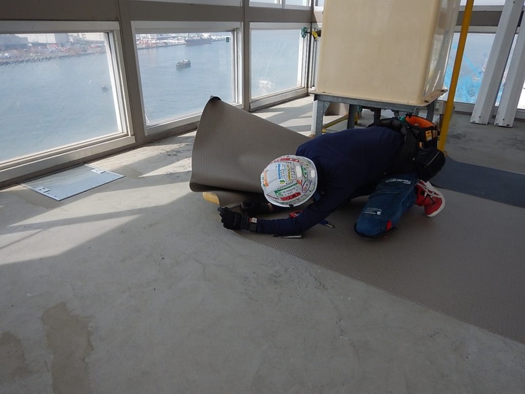 ブログ写真｜神戸市東灘区展望施設内装工事｜防滑性ビニル床シート貼り