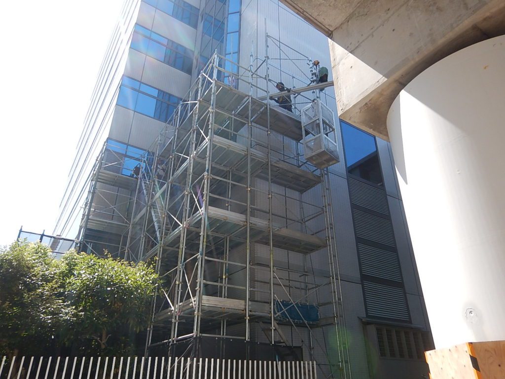 ブログ写真｜神戸市中央区事務所ビル｜仮設足場組立の様子