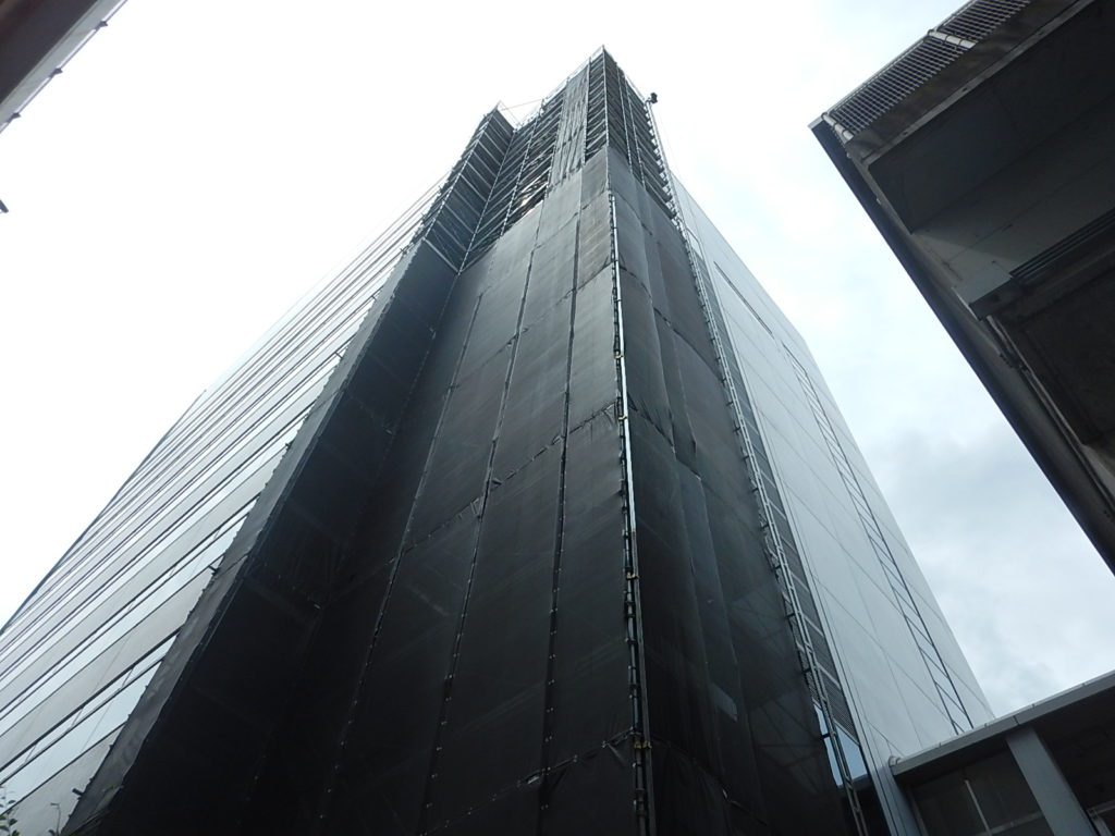 ブログ写真｜神戸市中央区事務所ビル｜仮設足場組立の様子