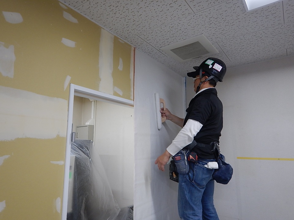 ブログ写真｜壁クロス張りの様子